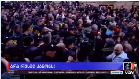 Gürcüstanda etirazçılarla polis toqquşdu - VİDEO