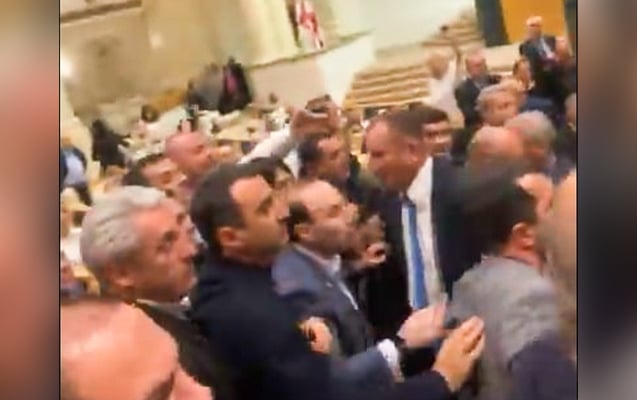Gürcüstan parlamentində yenə dava düşdü - Video