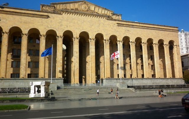 “Müharibə və sülh arasında referendum” - Gürcülər seçkini belə adlandırır