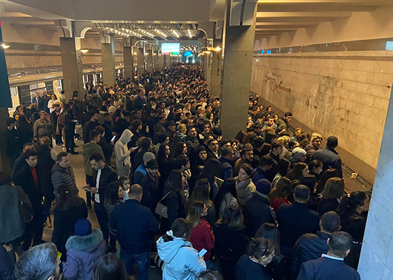 Metroda yenə probem oldu - Foto