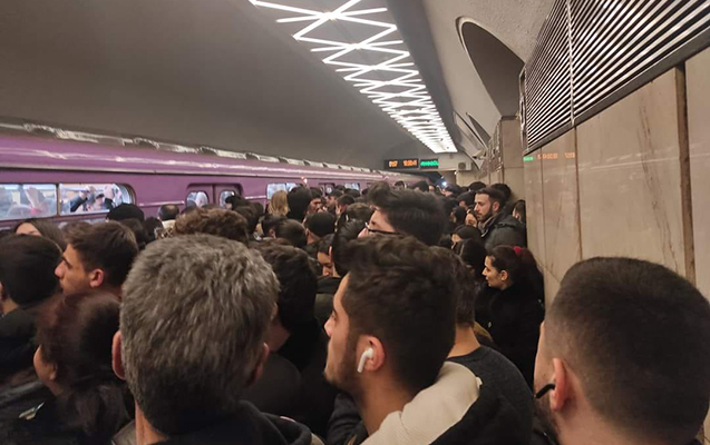 Metroda sərnişin qatarın altına düşüb öldü