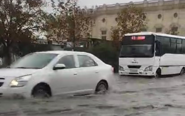 Yağış suları şəhər yollarını iflic vəziyyətə saldı - Video