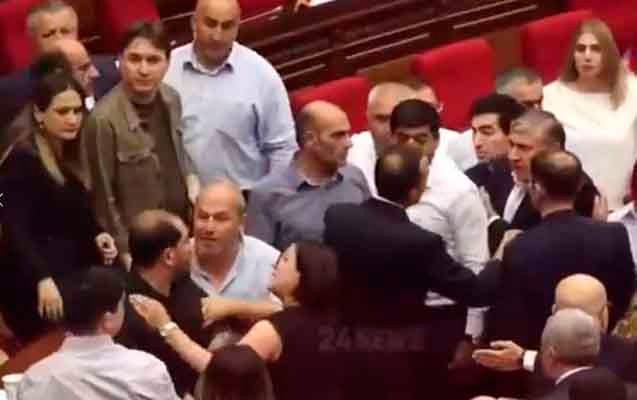 Ermənistan parlamentində deputatlar arasında dava - Video