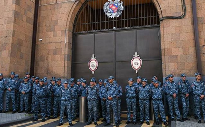 Polislər Ermənistan parlamentinin binasını mühasirəyə alıb