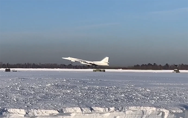 Putin “Tu-160M” ilə uçuş həyata keçirir - Video